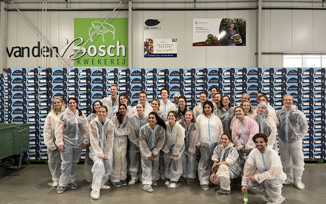 Bosch Growers ontvangt groep trainees van ministerie.